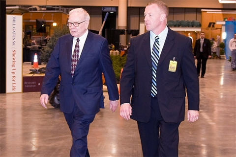 Vệ sĩ Dan Clark và tỷ phú Warrent Buffet. Ảnh CNBC.