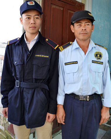 Anh Tùng (bên trái) lao xuống cứu các nạn nhân bên trong oto.
